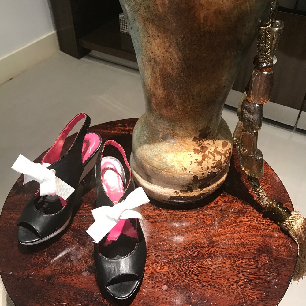 Andrea Milian, chic open toe shoes